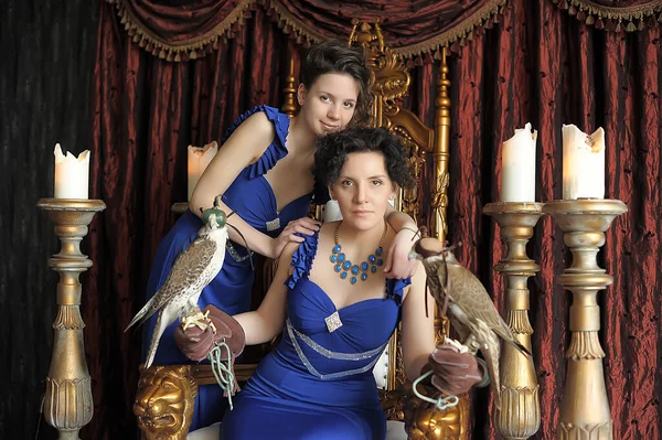 Duas Mulheres Morenas Princesa Rainha Vestido Azul Com Falcão Trono — Fotografia de Stock