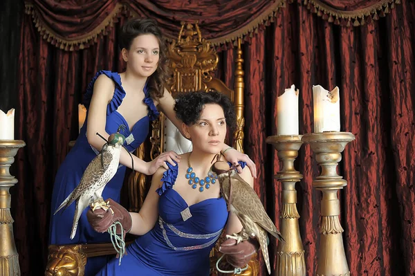 Duas Mulheres Morenas Princesa Rainha Vestido Azul Com Falcão Trono — Fotografia de Stock