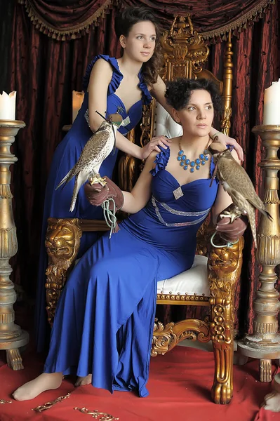 Duas Mulheres Morenas Princesa Rainha Vestido Azul Com Falcão Trono — Fotografia de Stock