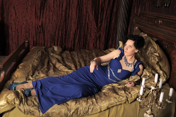 Brunette Dame Robe Bleue Sur Lit Intérieur Vintage — Photo