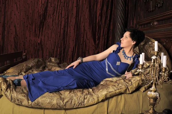 Brunetka Lady Niebieski Sukienka Łóżko Vintage Wnętrza — Zdjęcie stockowe