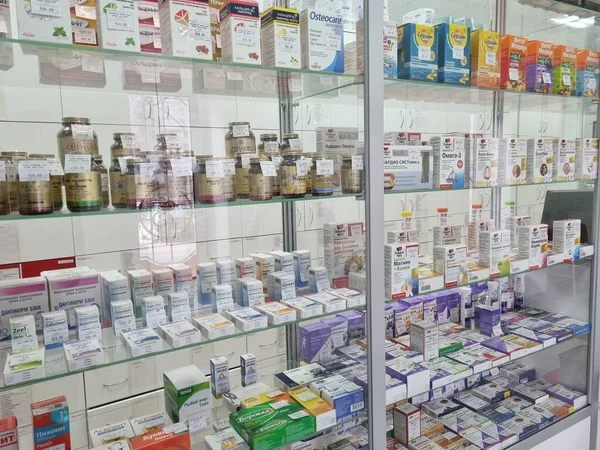 Rusia San Petersburgo 2021 Varios Medicamentos Los Estantes Las Vitrinas —  Fotos de Stock