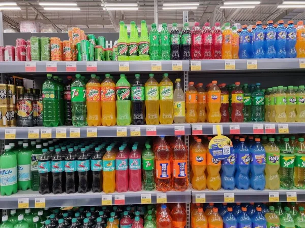 Rusia San Petersburgo 2021 Bebidas Carbonatadas Los Estantes Los Supermercados — Foto de Stock