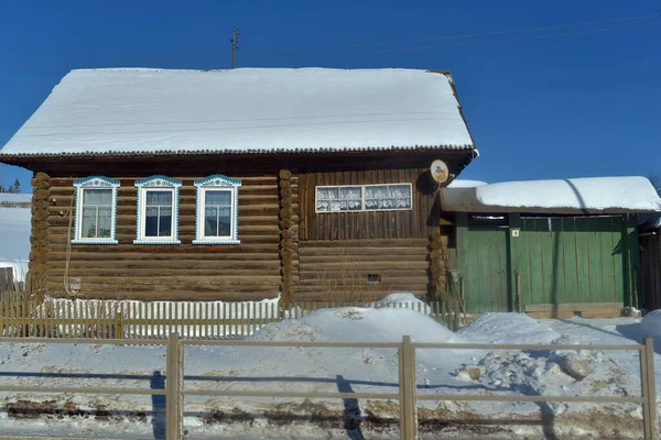 Rusia Izhevsk 2021 Casa Madera Pueblo Ruso Invierno —  Fotos de Stock