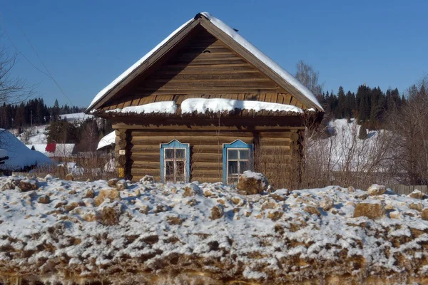 Rusia Izhevsk 2021 Casa Madera Pueblo Ruso Invierno —  Fotos de Stock