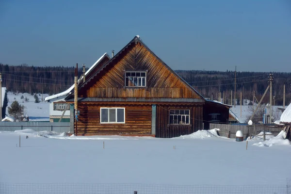 Rusia Izhevsk 2021 Casa Madera Pueblo Ruso Invierno —  Fotos de Stock