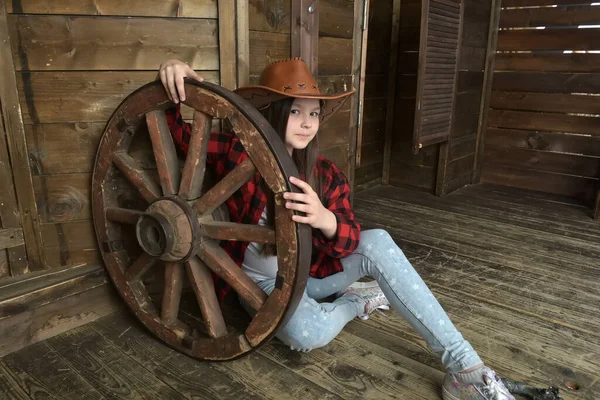 Brunett Flicka Cowboy Hatt Bakgrund Träväggar — Stockfoto