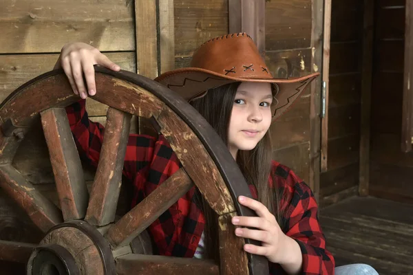 Ragazza Bruna Cappello Cowboy Uno Sfondo Pareti Legno — Foto Stock