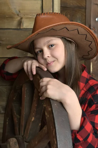 Brunetka Dziewczyna Kowbojski Kapelusz Tle Drewniane Ściany — Zdjęcie stockowe