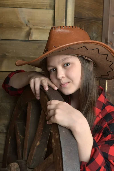 Brunett Flicka Cowboy Hatt Bakgrund Träväggar — Stockfoto