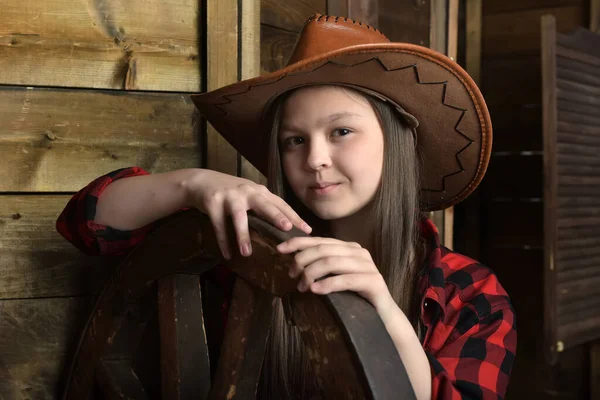 Menina Morena Chapéu Cowboy Fundo Paredes Madeira — Fotografia de Stock