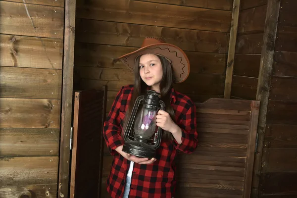 Ragazza Bruna Cappello Cowboy Uno Sfondo Pareti Legno — Foto Stock