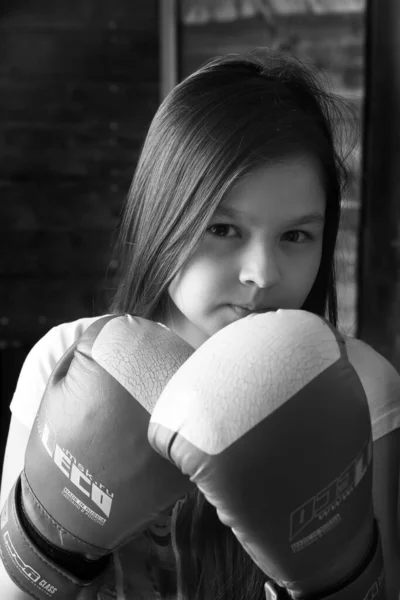 Menina Morena Luvas Boxe Com Saco Perfuração — Fotografia de Stock