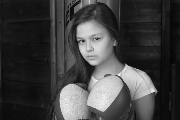 Barna Lány Boksz Kesztyű Egy Boxzsák — Stock Fotó