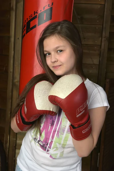 Bruna Ragazza Boxe Guanti Con Sacco Boxe — Foto Stock