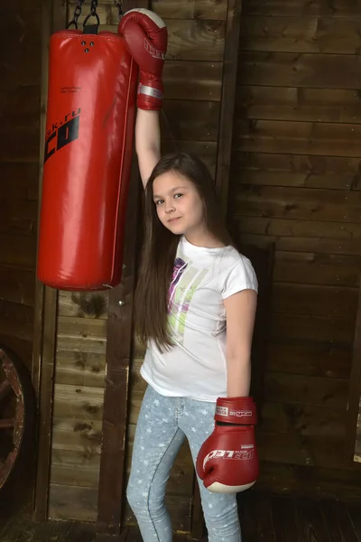 Menina Morena Luvas Boxe Com Saco Perfuração — Fotografia de Stock