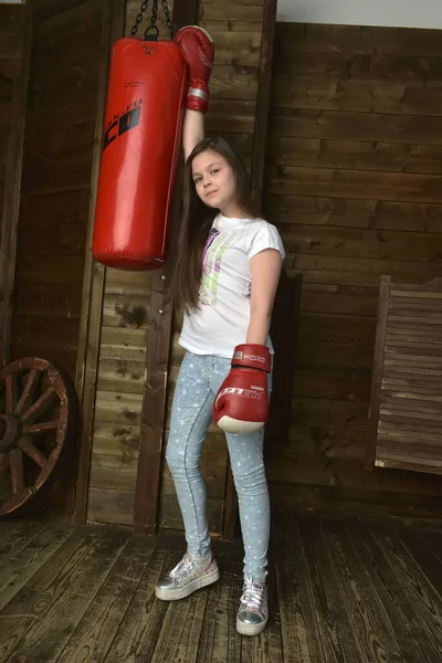 Menina Morena Luvas Boxe Com Saco Perfuração — Fotografia de Stock