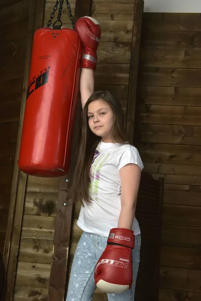 Menina Morena Luvas Boxe Com Saco Perfuração — Fotografia de Stock