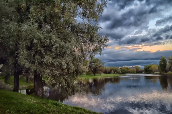 Vacker Solnedgång Över Sjön Med Färgglad Röd Himmel Och Reflektioner — Stockfoto