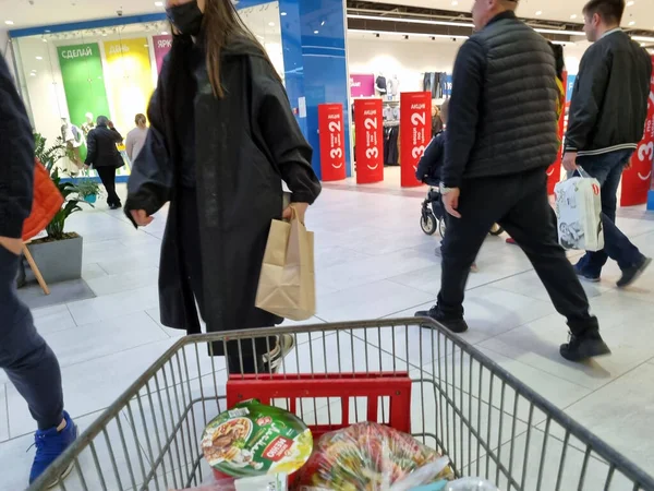 俄罗斯圣彼得堡 2021年4月25日科罗纳病毒大流行期间购物者在一家购物中心购物 — 图库照片