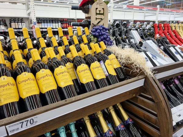Rusland Petersburg 2021 Flessen Met Wijn Een Supermarkt Plank Koop — Stockfoto