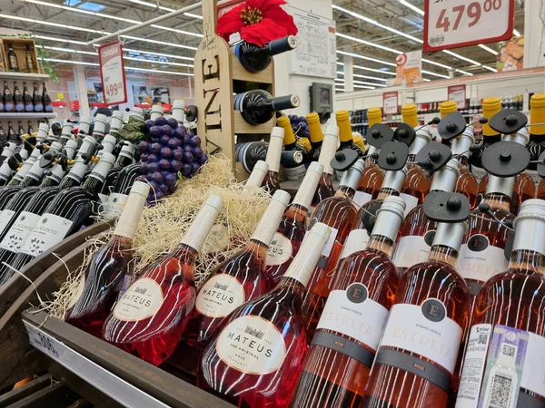 Rusland Petersburg 2021 Flessen Met Wijn Een Supermarkt Plank Koop — Stockfoto