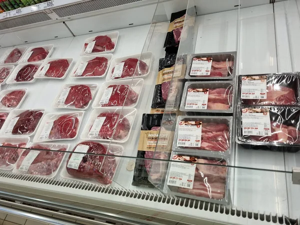 Rusia San Petersburgo 2021 Carne Fresca Estante Supermercado Venta —  Fotos de Stock