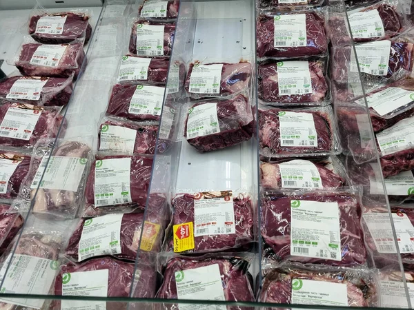 Rusia San Petersburgo 2021 Carne Fresca Estante Supermercado Venta —  Fotos de Stock