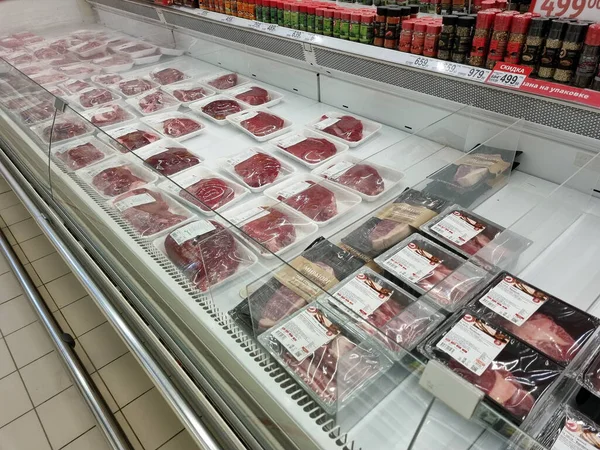 Rusia San Petersburgo 2021 Carne Fresca Estante Supermercado Venta — Foto de Stock