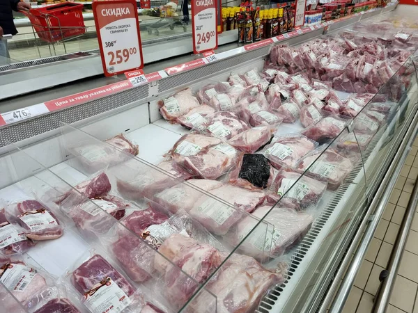 Rússia São Petersburgo 2021 Carne Fresca Uma Prateleira Supermercado Venda — Fotografia de Stock