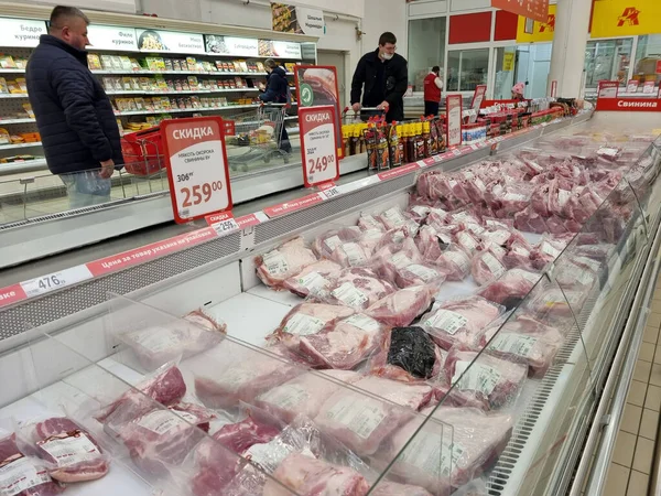 Rusia San Petersburgo 2021 Carne Fresca Estante Supermercado Venta — Foto de Stock