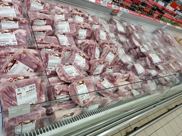 Rússia São Petersburgo 2021 Carne Fresca Uma Prateleira Supermercado Venda — Fotografia de Stock