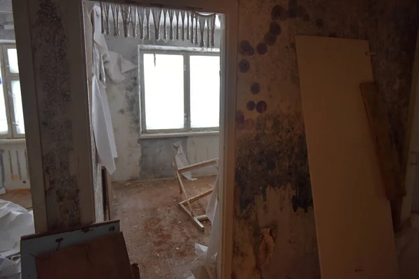 러시아 보르쿠타 2021 보르쿠타 의버려진 주민들이 떠나면서 버려진 아파트들 폐쇄되었다 — 스톡 사진