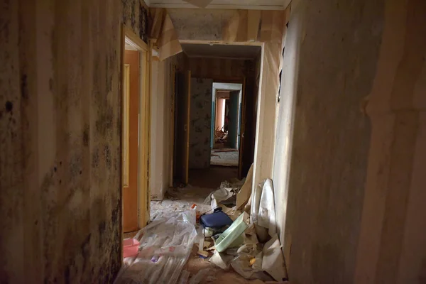 러시아 보르쿠타 2021 보르쿠타 의버려진 주민들이 떠나면서 버려진 아파트들 폐쇄되었다 — 스톡 사진