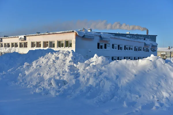 Rosja Vorkuta 2021 Wysokie Zaspy Śnieżne Zimą Opuszczony Budynek Szkoły — Zdjęcie stockowe