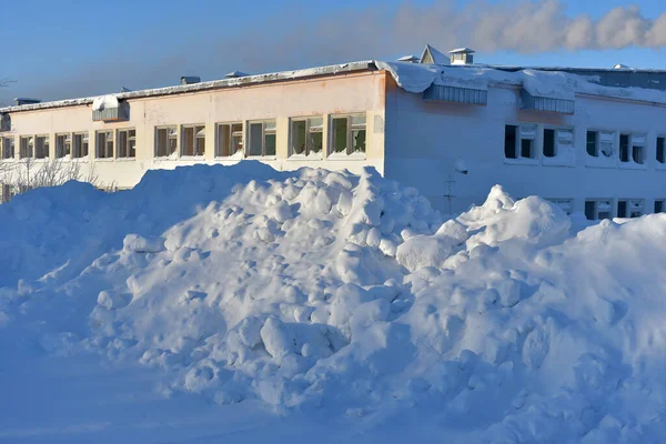 2021年2月14日俄罗斯沃尔库塔冬季大雪飘扬 一座废弃的校舍 — 图库照片