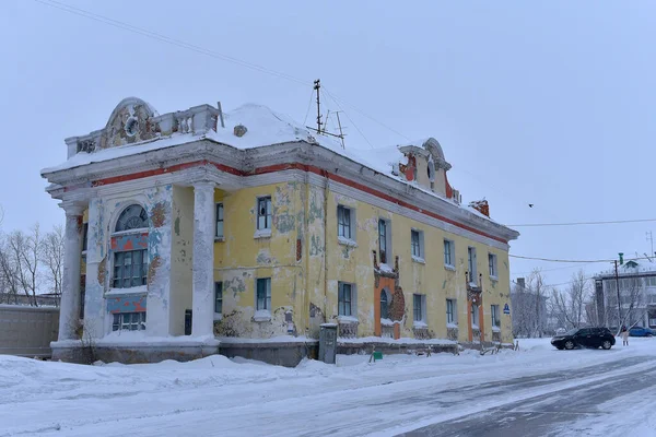 Oroszország Vorkuta 2021 Régi Elhagyatott Kétszintes Ház Fagyos Télen — Stock Fotó