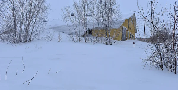 Haus Winter Vom Schnee Gefegt Mit Verwehungen Auf Dem Dach — Stockfoto