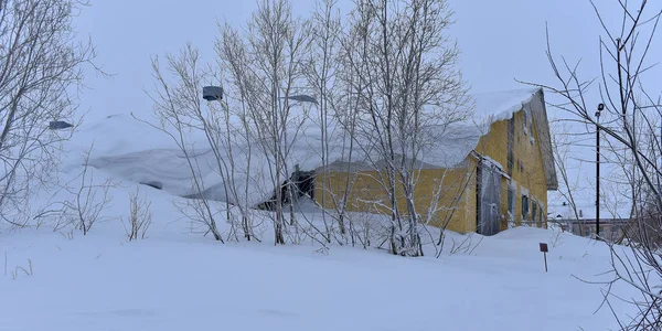 Maison Balayée Par Neige Avec Des Dérives Sur Toit Hiver — Photo