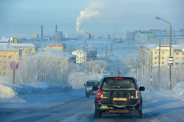2021年2月14日俄罗斯Vorkuta汽车在冬季结霜的路上行驶 — 图库照片