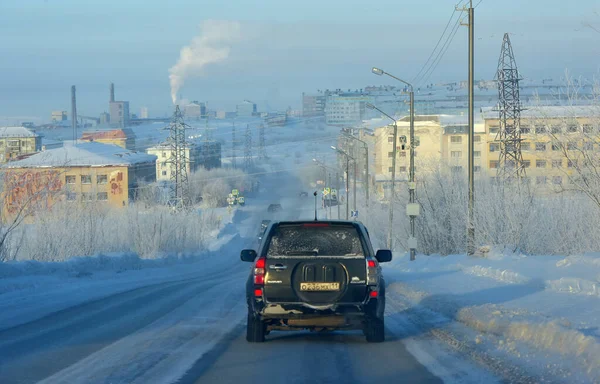 2021年2月14日俄罗斯Vorkuta汽车在冬季结霜的路上行驶 — 图库照片
