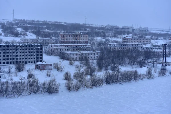 2021年2月14日俄罗斯Vorkuta被遗弃的Vorkuta区冬季空房子 — 图库照片