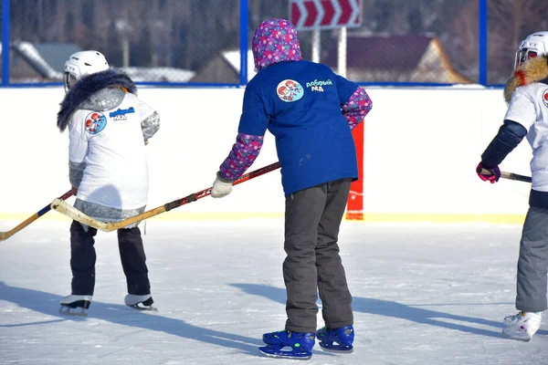 ロシア ケチェヴォ 2021屋外アイスリンクでアイスホッケーをプレイ — ストック写真