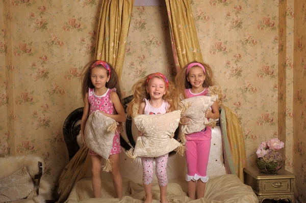 Three Littke Girls Play Bed Fight Pillows — Stock Photo, Image