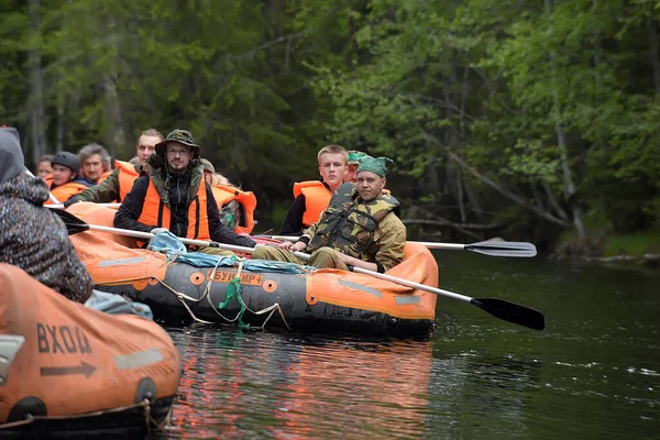 Karelia Region Russland 2016 Touristen Rafting Auf Einem Aufblasbaren Floß — Stockfoto