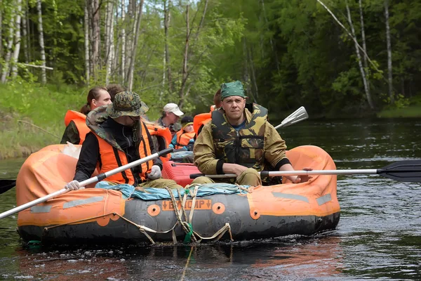 Karelia Region Russland 2016 Touristen Rafting Auf Einem Aufblasbaren Floß — Stockfoto