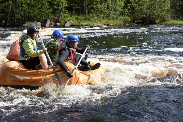 Região Karelia Rússia 2016 Rafting Turístico Uma Balsa Inflável Rio — Fotografia de Stock