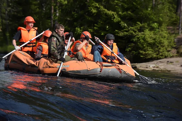 Karelia Region Russland 2016 Touristen Rafting Auf Einem Aufblasbaren Floß — Stockfoto