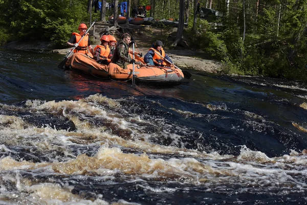 Região Karelia Rússia 2016 Rafting Turístico Uma Balsa Inflável Rio — Fotografia de Stock