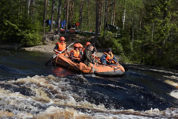 Karelia Region Russia 2016 카렐리야의 급류에서 고무보트를 내려오는 관광객 래프팅 — 스톡 사진